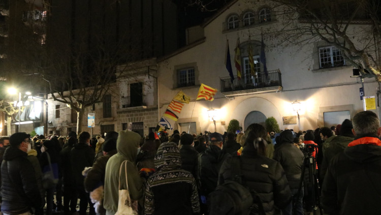 Preparació de la concentració davant l'Ajuntament d'Esplugues de Llobregat per celebrar el retorn a casa d'Adrià Carrasco. Agència Catalana de Notícies
