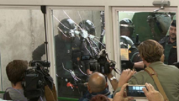 Agents de la Guàrdia Civil rebenten la porta d'un centre electoral l'1 d'octubre de 2017 a Sant Julià de Ramis (Gironès). Agència Catalana de Notícies