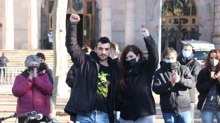 Adrià Carrasco i Tamara Carrasco a les portes del TSJC el dilluns 11 de gener de 2021. Agència Catalana de Notícies