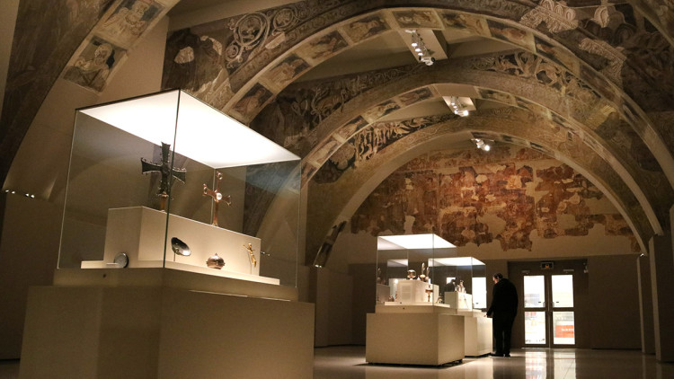 Pla general de la sala del MNAC on s'exhibien les pintures murals del Monestir de Sixena. Agència Catalana de Notícies