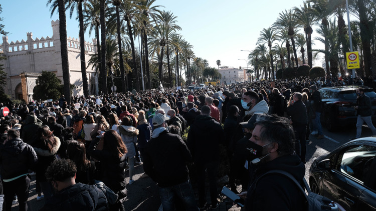 Manifestants a Palma contra les restriccions de la restauració. Europa Press