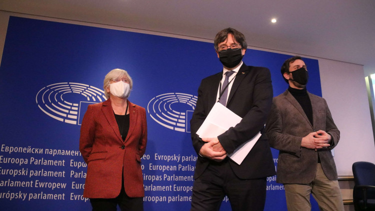 Els eurodiputats Carles Puigdemont, Clara Ponsatí i Toni Comín a l'entrada de la vista pel suplicarori el 14 de gener de 2021 al Parlament Europeu. Agència Catalana de Notícies
