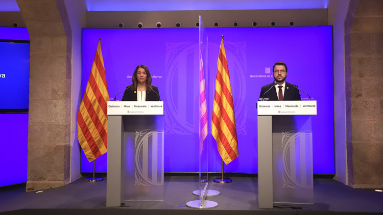 La portaveu del Govern i consellera de la Presidència, Meritxell Budó; i el vicepresident del Govern amb funcions de president, Pere Aragonès, en roda de premsa des del Palau de la Generalitat. Agència Catalana de Notícies