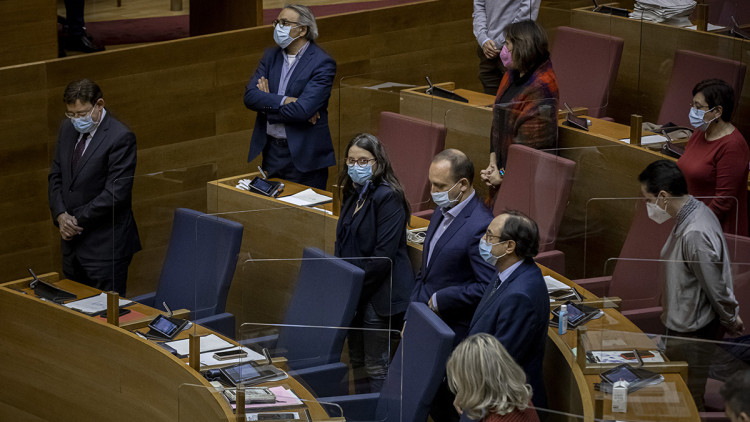 El president, la vicepresidenta i el vicepresident segon del Govern valencià, Ximo Puig, Mónica Oltra i Rubén Martínez Dalmau, guardant un minut de silenci a les Corts.. Miguel Lorenzo