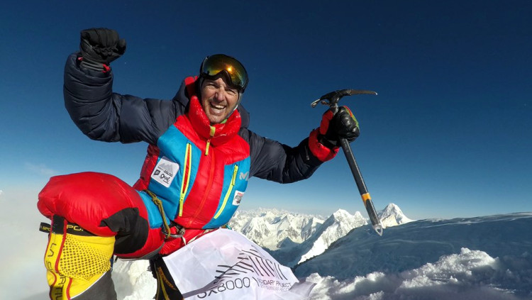 L'alpinista Sergi Mingote exultant fent el cim en un dels 8.000, en una imatge d'arxiu. Agència Catalana de Notícies