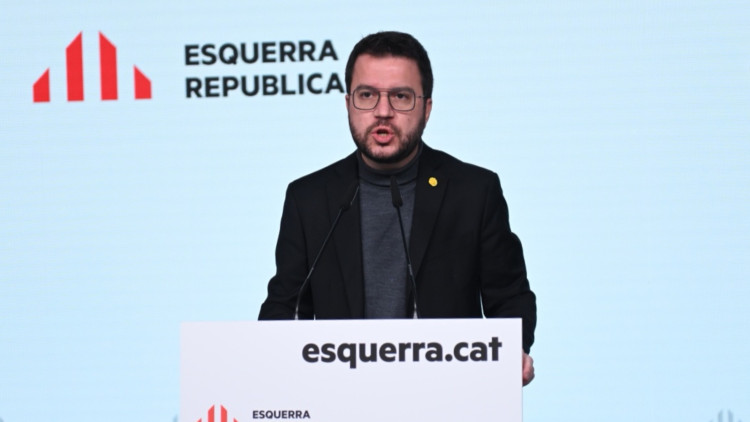 Pla mitjà del vicepresident de la Generalitat amb funcions de president, Pere Aragonès, oferint una roda de premsa d'ERC el 9 de gener de 2021. Agència Catalana de Notícies