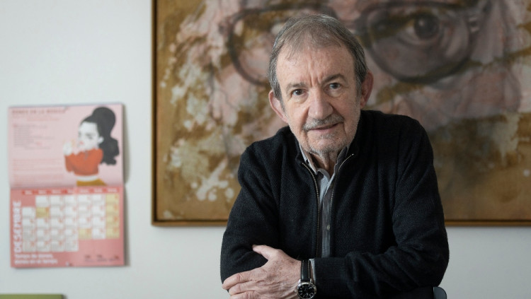 Vicent Pitarch, a la seu de Castelló de l'Institut d'Estudis Catalans. Al darrere seu, un quadre amb el rostre de Joan Fuster, obra del pintor Sento Masià. . Carme Ripollés