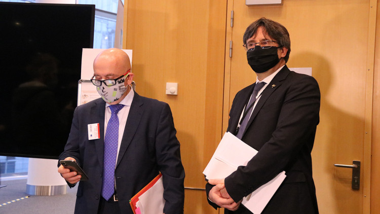 L'eurodiputat Carles Puigdemont i el seu advocat, Gonzalo Boye, a l'entrada de la vista pel suplicatori el 14 de gener de 2021 al Parlament Europeu. Agència Catalana de Notícies