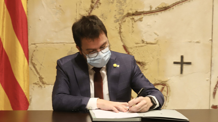 El vicepresident del Govern amb funcions de president, Pere Aragonès, signant el decret que deixa sense efecte la convocatòria d'eleccions del 14 de febrer. Agència Catalana de Notícies