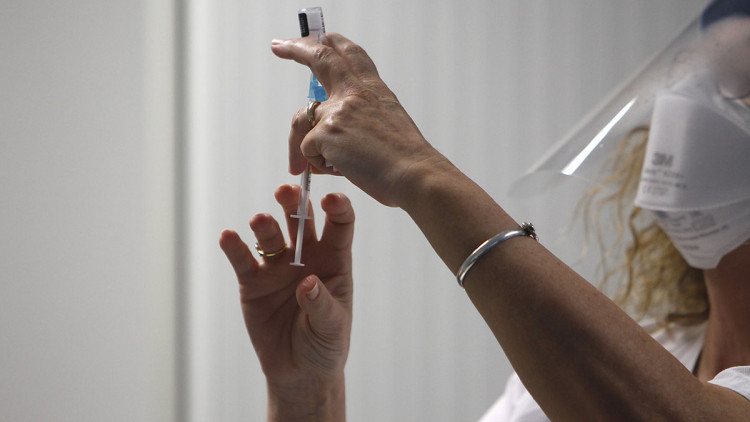 Infermera amb una vacuna a l'Hospital de Son Espases, a Palma. Europa Press