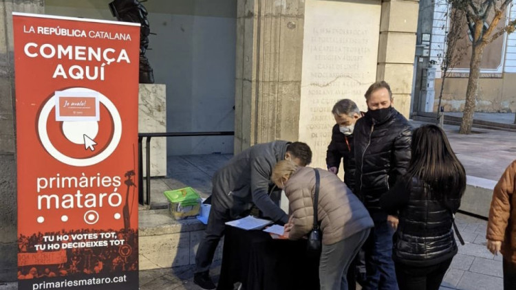 Un equip de Primàries de Catalunya recollint avals a Mataró, al Maresme. Extreta del perfil de Twitter de Primàries Catalunya (@PrimariesCat)