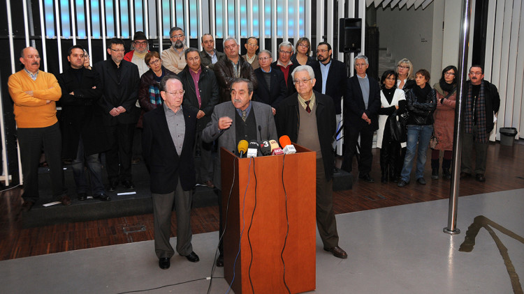 En primer terme, Joan Francesc Mira, Eliseu Climent i Vicent Martínez Sancho, en representació d'Acció Cultural, durant la conferència de premsa. Darrere d'ells, representants de Comissions Obreres, UGT, Intersindical Valenciana, PSPV-PSOE, Esquerra Unida, Compromísm Esquerra Republicana del País Valencià, Solidaritat Catalana per la Independència i PSAN, Societat Coral El Micalet, Ca Revolta, Federació Escola Valenciana, Xúquer Viu i Associació en Llengua Catalana. Prats i Camps (Arxiu EL TEMPS)