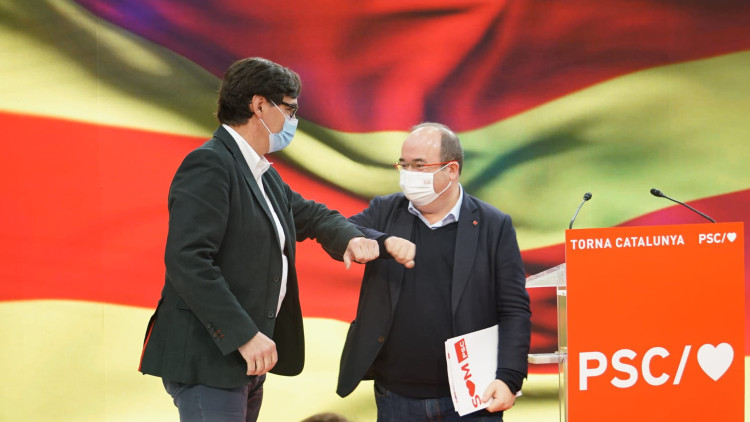 Pla general de Salvador Illa prenent el relleu a Miquel Iceta en el faristol durant el primer acte de precampanya del PSC el 3 de gener de 2021. Agència Catalana de Notícies