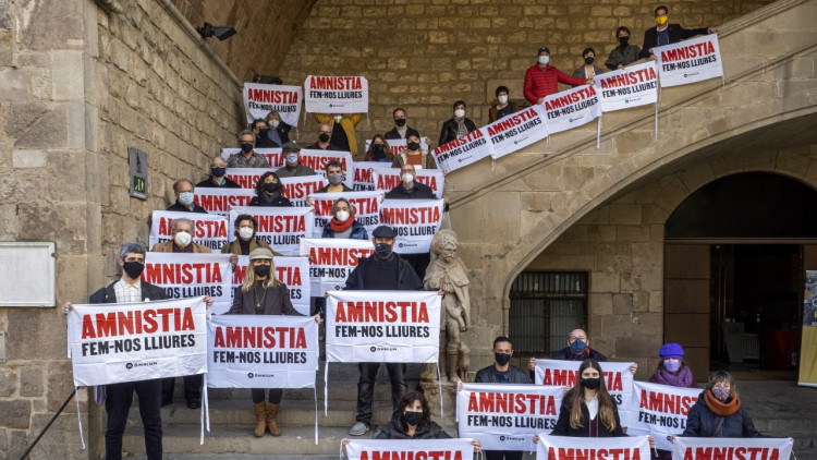 Escriptors editors i llibreters que han demanat l'amnistia per als presos independentistes, exiliats i represaliats a les escales de la Biblioteca Nacional de Catalunya. Òmnium Cultural