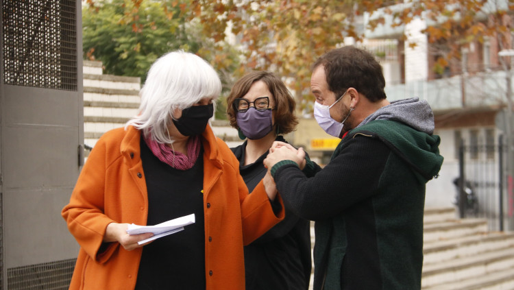 Pla obert de Dolors Sabater, donant-se la mà amb David Fernández, en l'acte de presentació de la candidatura de la CUP al 14-F, amb Eulàlia Reguant (número 3) el 17 de desembre del 2020.. ACN (Silvia Jardí)