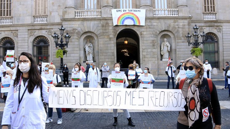 Participants a la concentració de CCOO i Marea Blanca a la plaça de Sant Jaume per reclamar una sanitat pública de qualitat "més enllà de la pandèmia", en una convocatòria europea dels sindicats de serveis públics. Agència Catalana de Notícies
