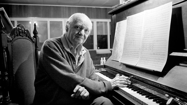 El compositor Jordi Cervelló treballant al seu estudi