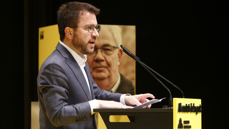 El presidenciable d'ERC a les eleccions al Parlament, Pere Aragonès, durant l'inci de campanya a Mataró. Imatge del 28 de gener de 2021. Agència Catalana de Notícies