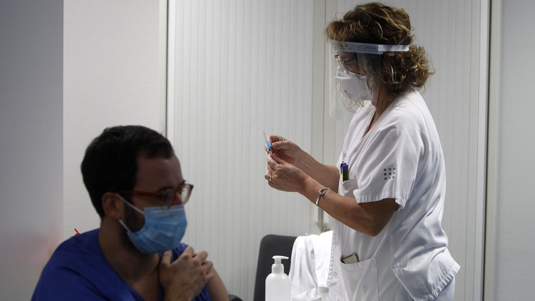 Una infermera prepara una vacuna a l'hospital mallorquí de Son Espases. Europa Press