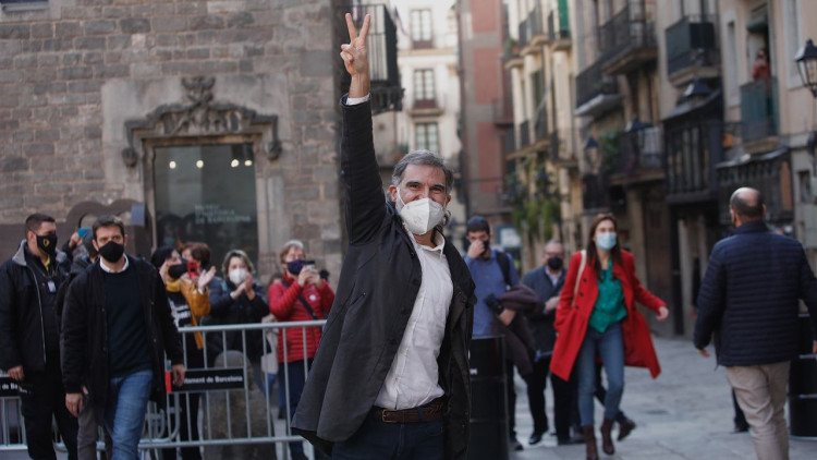 El president d'Òmnium Cultura, Jordi Cuixart, arriba a la plaça del Rei de Barcelona després de recuperar el tercer grau penitenciari. Òmnium Cultural