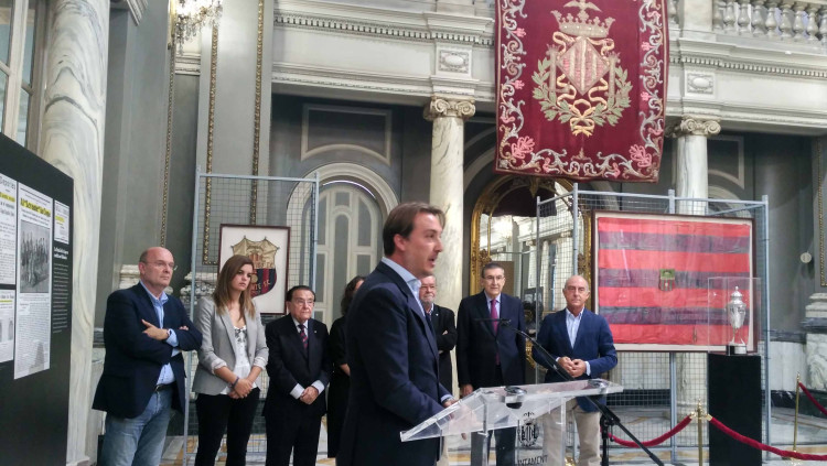 El president del Llevant UE, Quico Catalán, al Saló de Cristall de l'Ajuntament de València amb la Copa de l'Espanya Lliure.