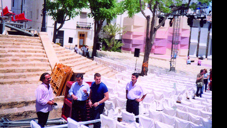 Álvaro Pérez, Bernabé Cano i el cantant Manu Tenorio –amb samarreta blau marí–, durant la preparació dels premis a la Llibertat Luis del Olmo, l’any 2002. Fou la primera actuació Gürtel al País Valencià.. Arxiu EL TEMPS
