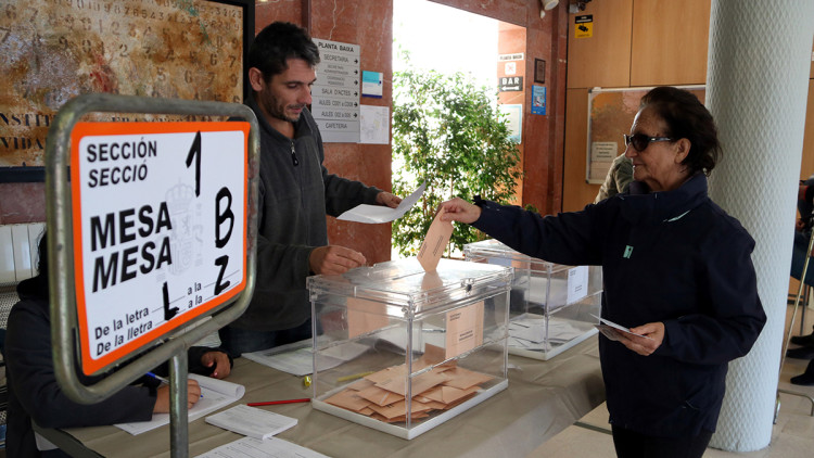Pla general d'una votant exercint el seu dret a vot a l'Institut Vidal i Barraquer de Tarragona. Agència Catalana de Notícies